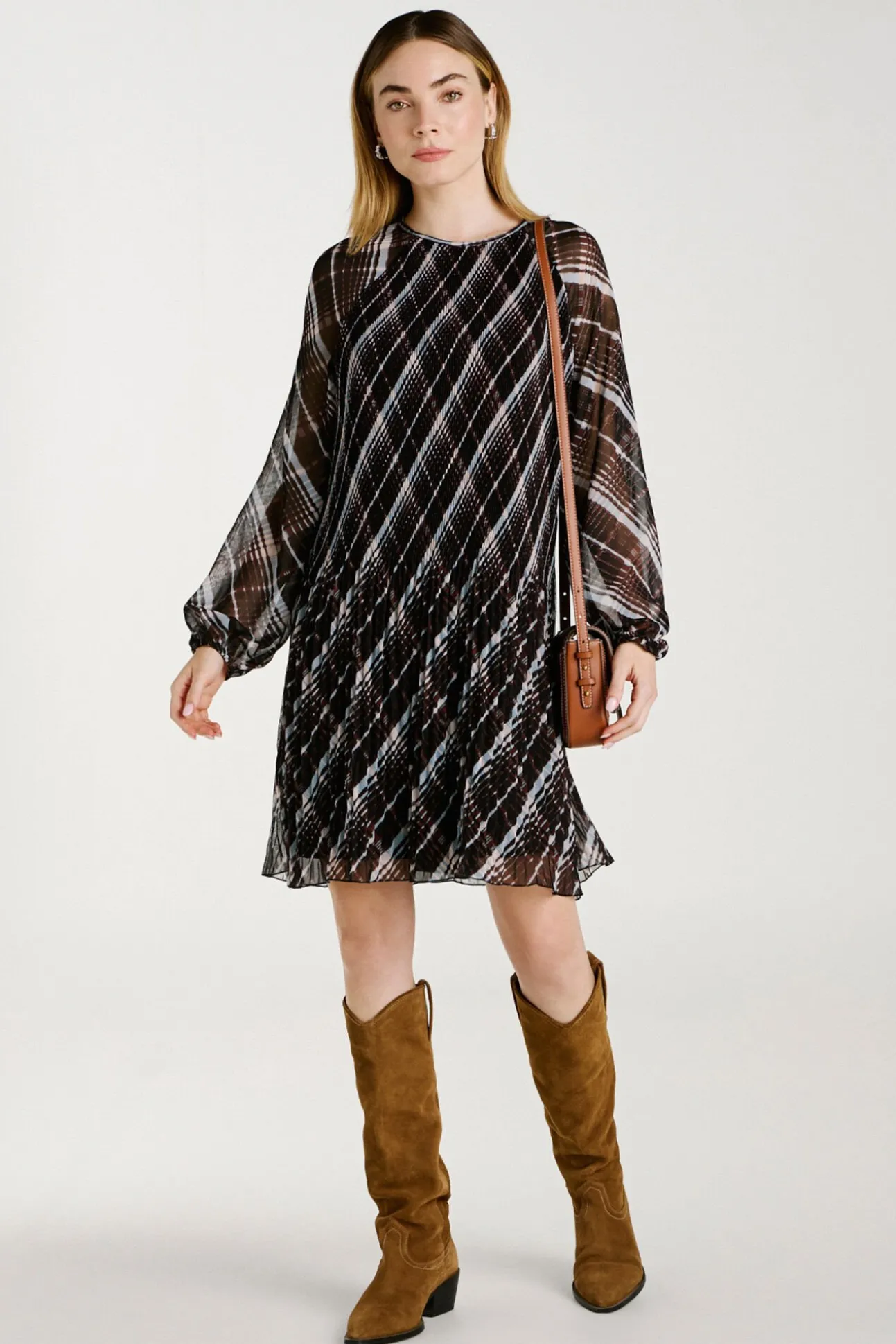 Vestido corto de gasa plisado