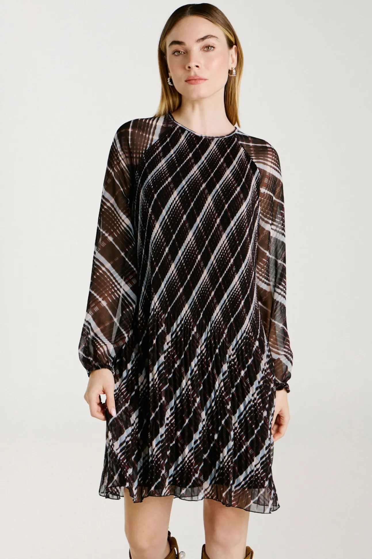 Vestido corto de gasa plisado