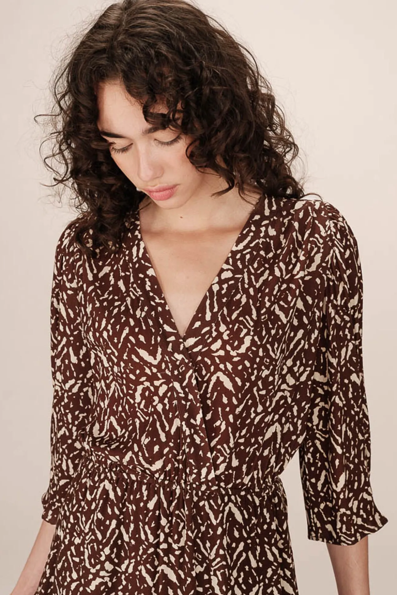 Vestido corto de manga 3/4