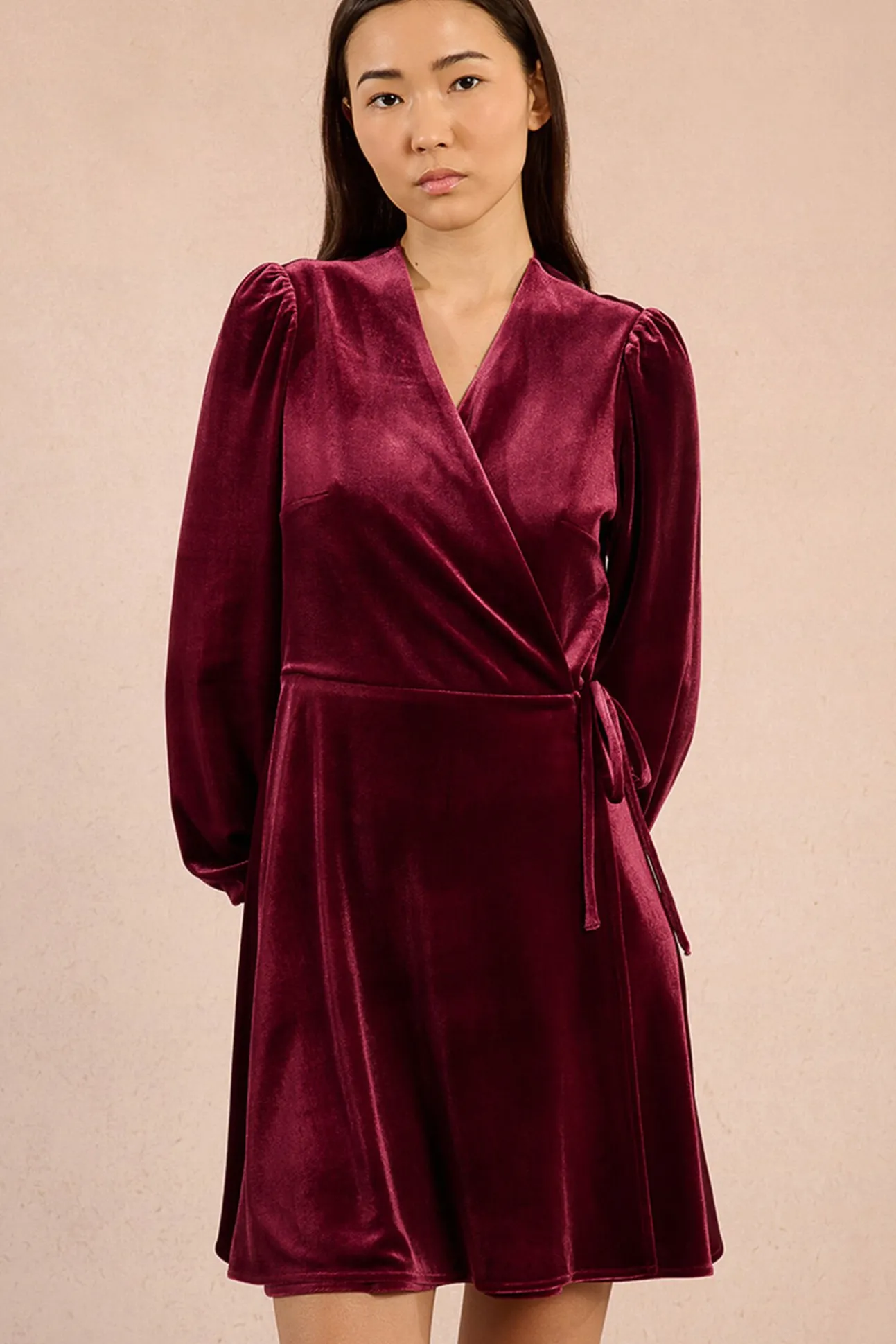 Vestido corto de manga larga terciopelado