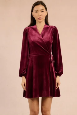 Vestido corto de manga larga terciopelado
