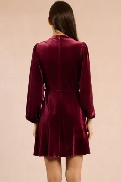 Vestido corto de manga larga terciopelado