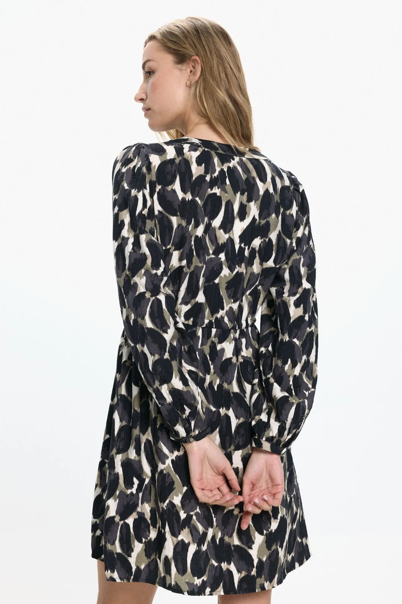 Vestido corto de manga larga