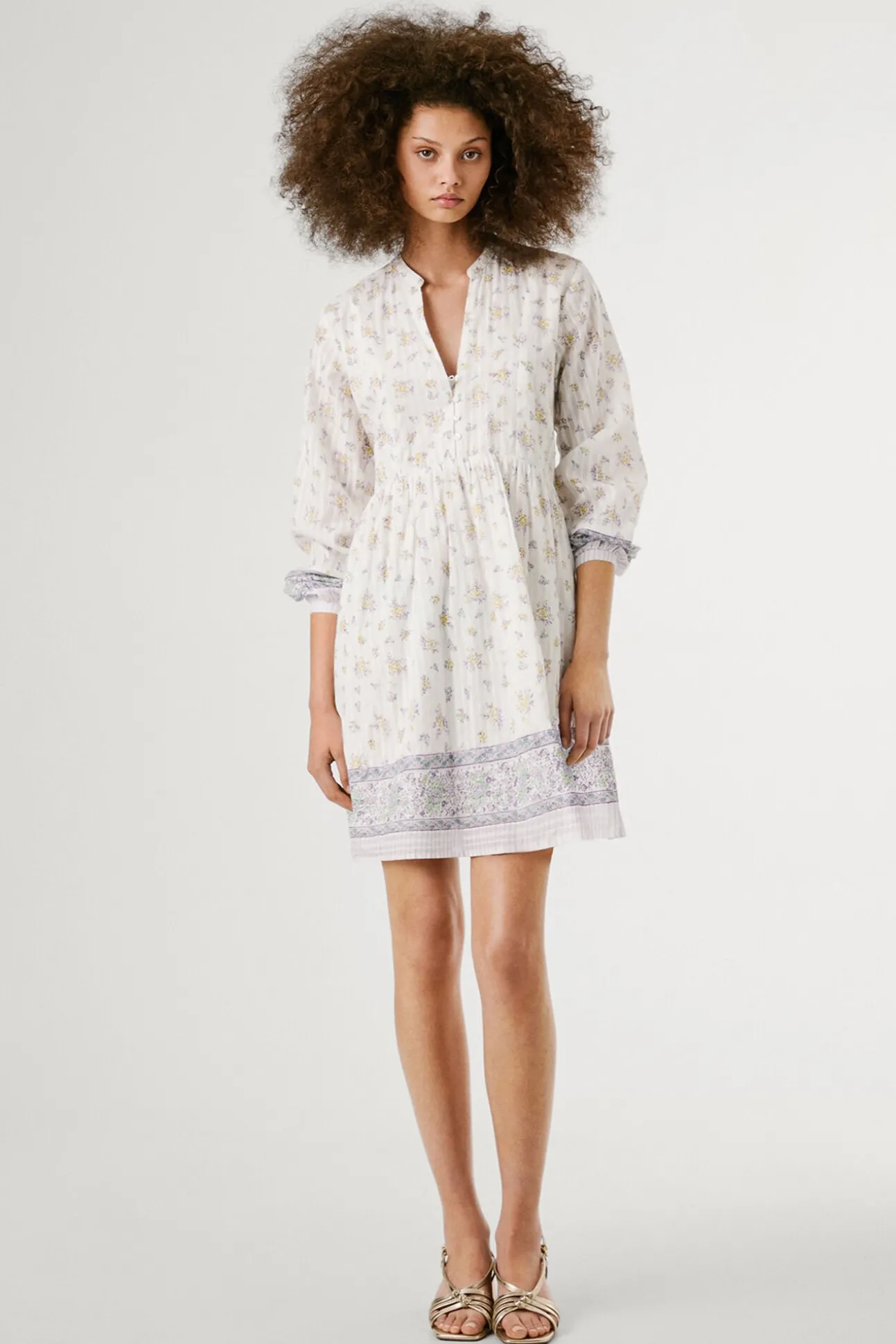 Vestido corto de manga larga con estampado floral.