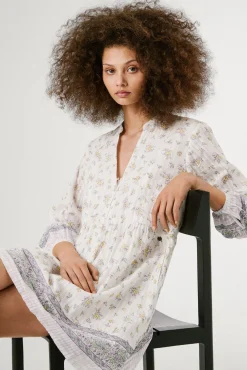 Vestido corto de manga larga con estampado floral.