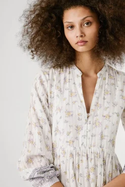 Vestido corto de manga larga con estampado floral.