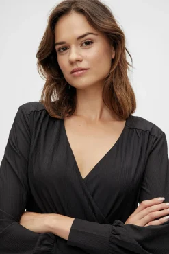 Vestido corto entallado fruncido