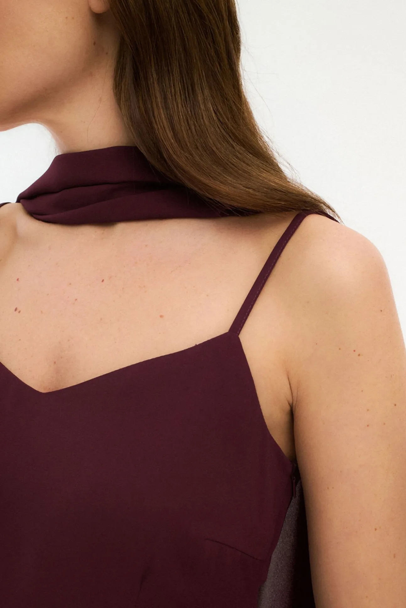 Vestido de gasa con capa