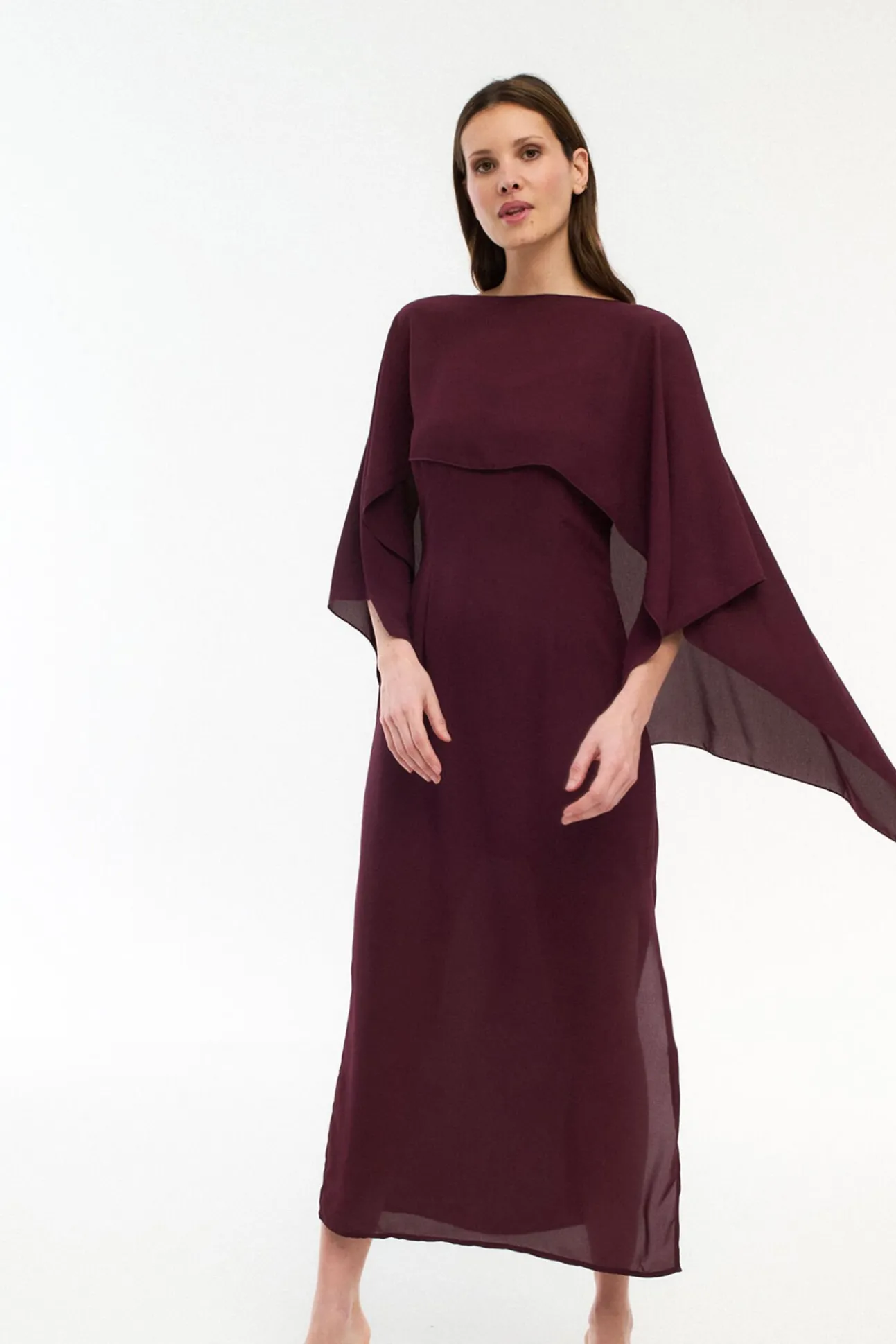 Vestido de gasa con capa