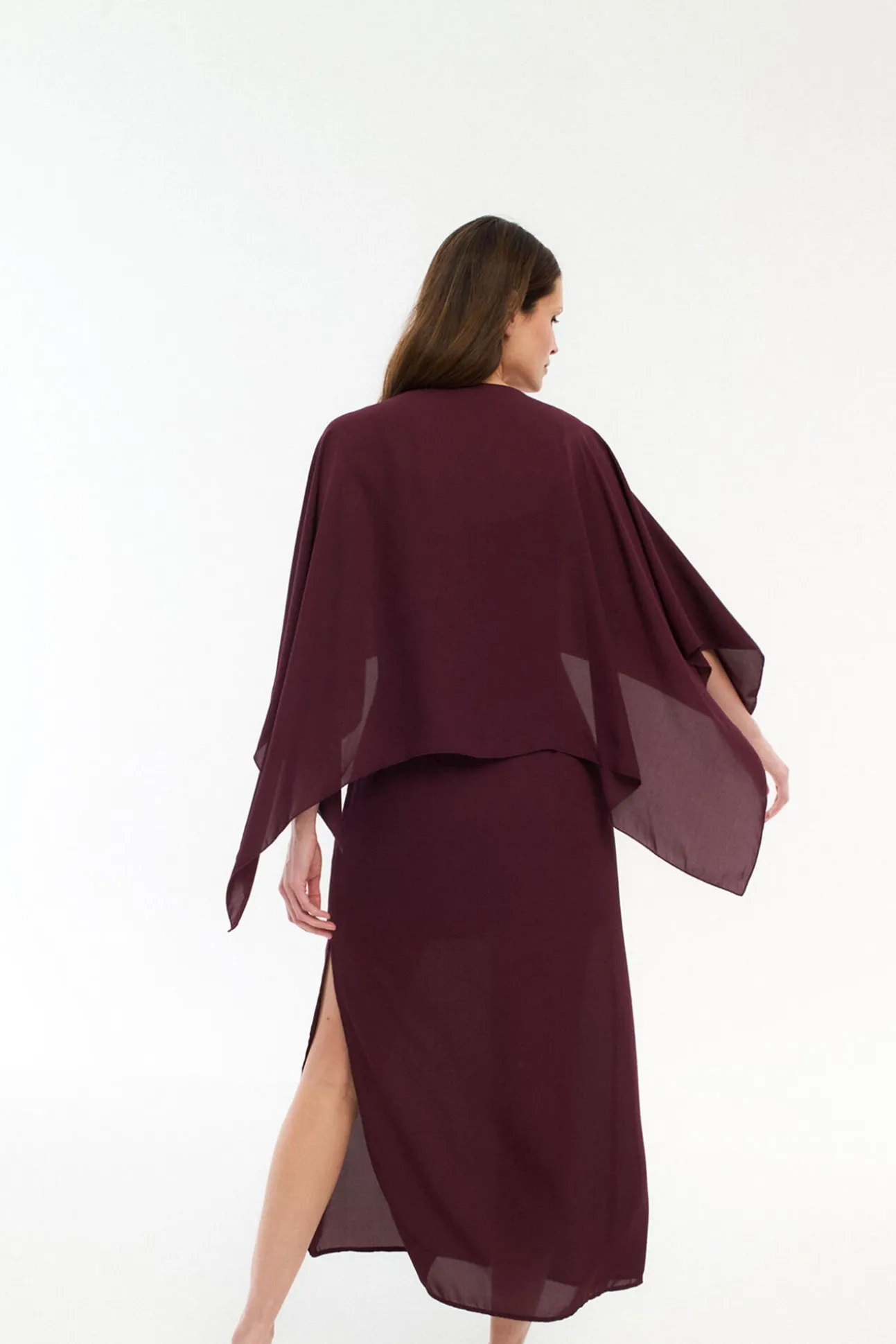 Vestido de gasa con capa