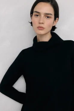 Vestido de punto con detalle de encaje en bajo.