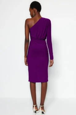 Vestido de punto midi con hombro descubierto