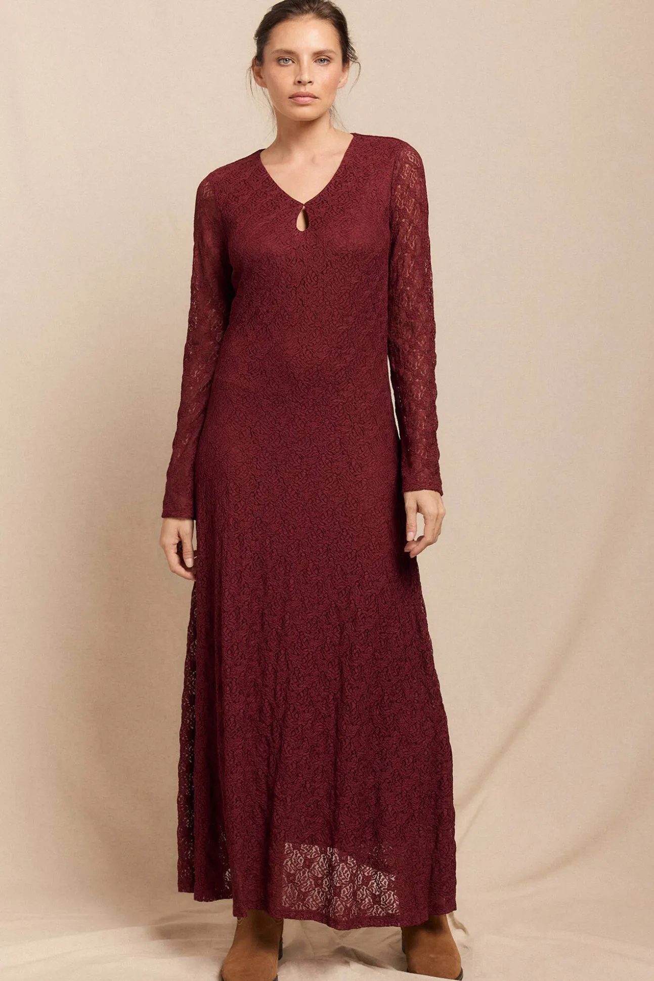 Vestido encaje manga larga