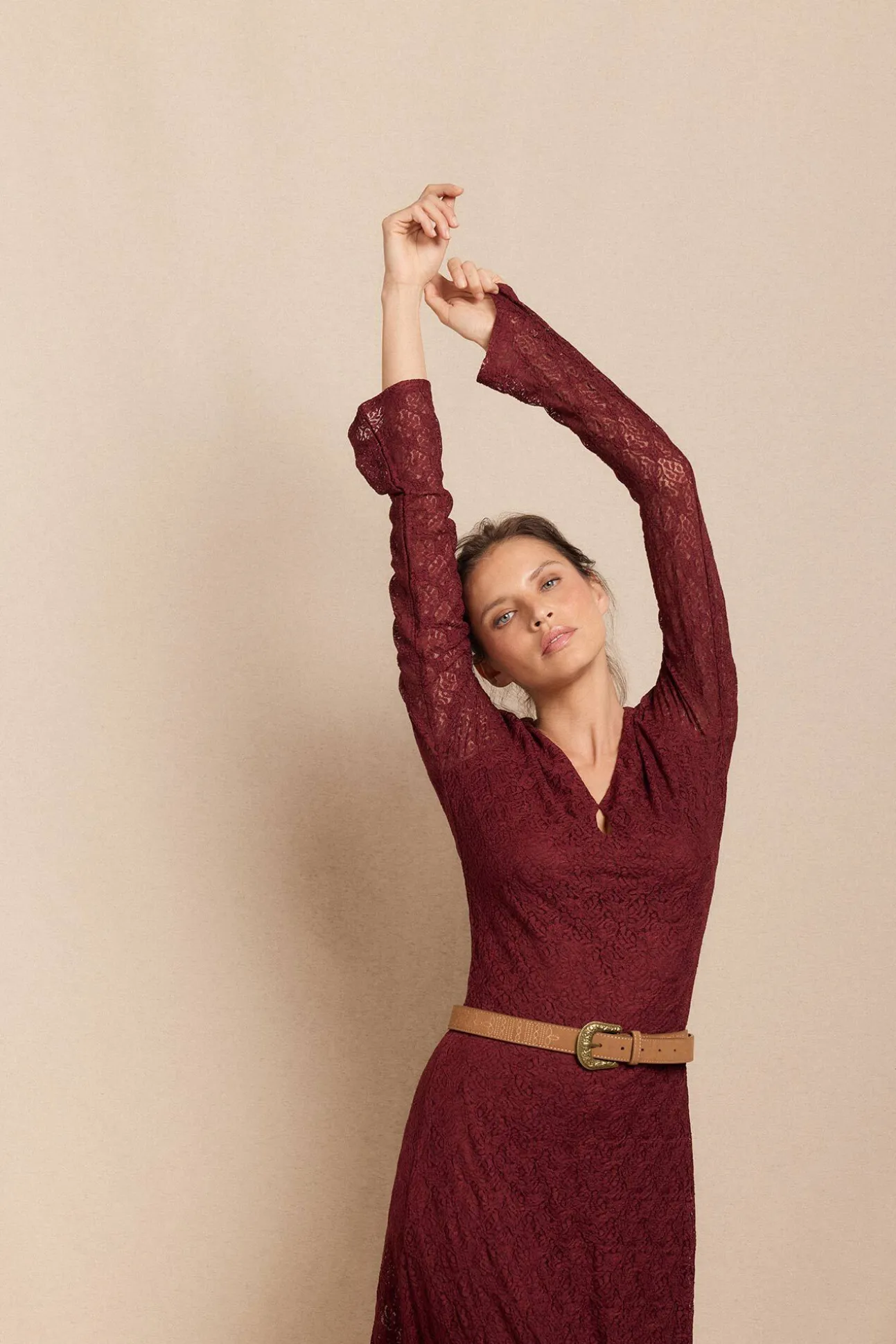 Vestido encaje manga larga