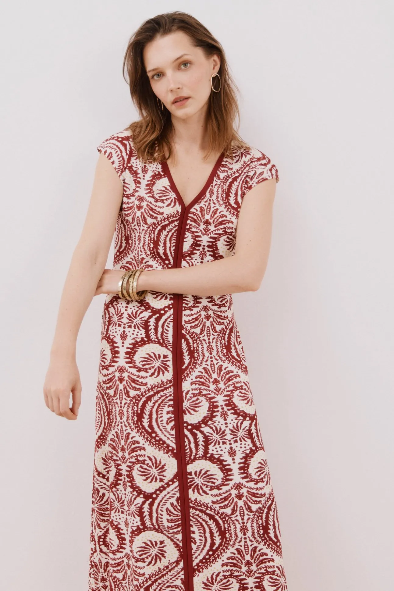 Vestido escote pico contraste