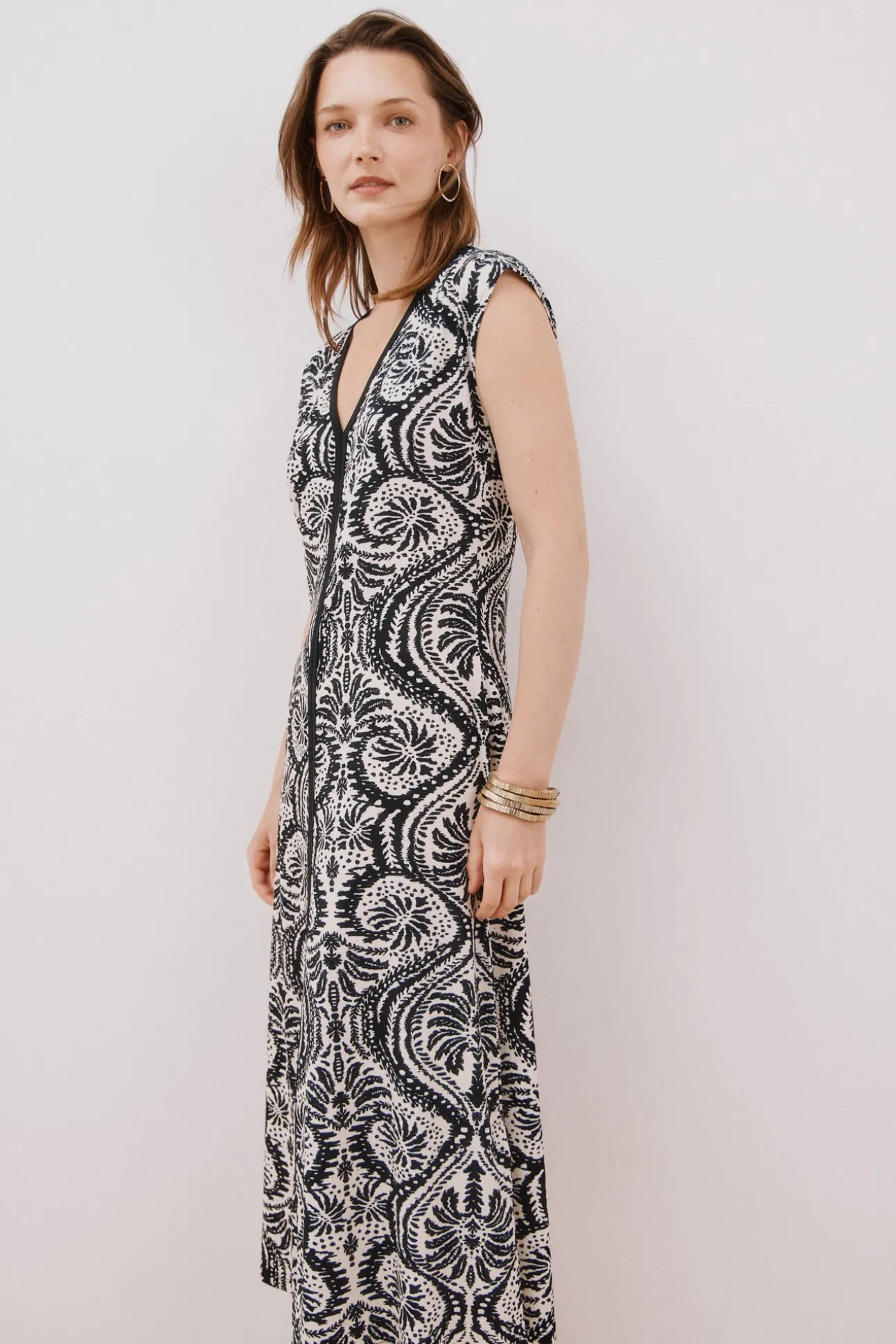 Vestido escote pico contraste