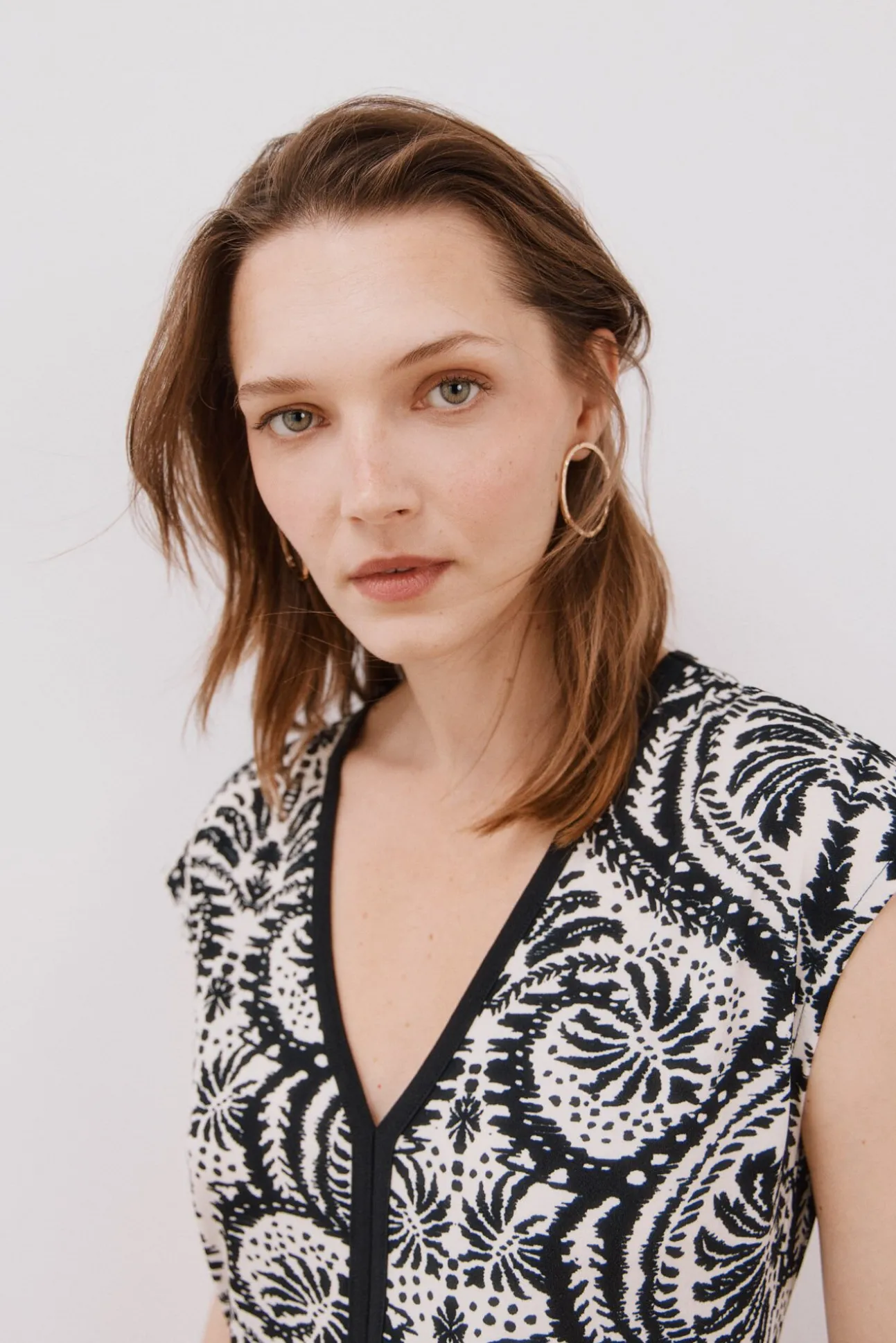 Vestido escote pico contraste