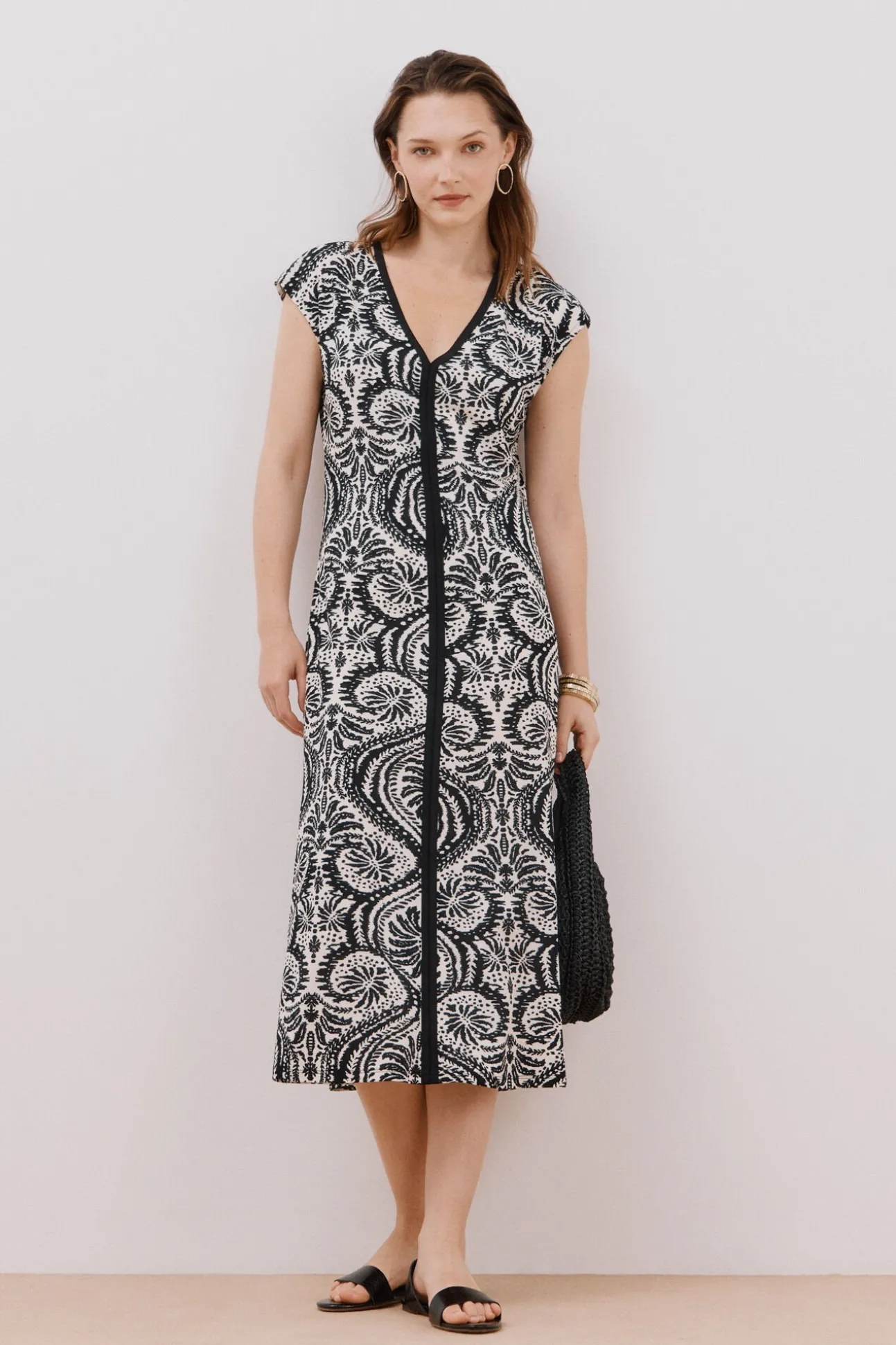 Vestido escote pico contraste