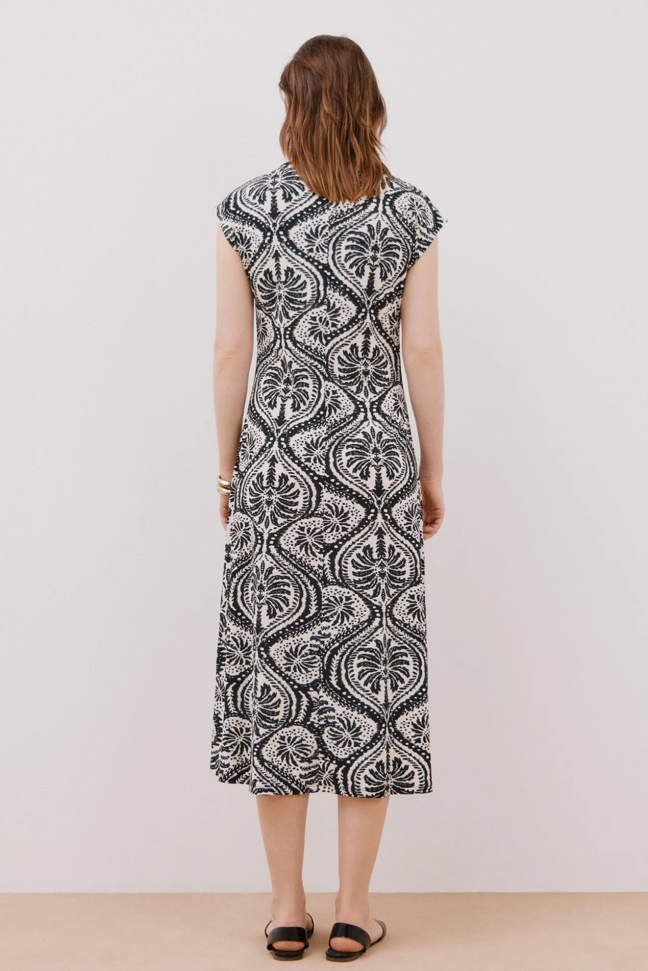 Vestido escote pico contraste