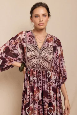 Vestido fluido estampado bordado