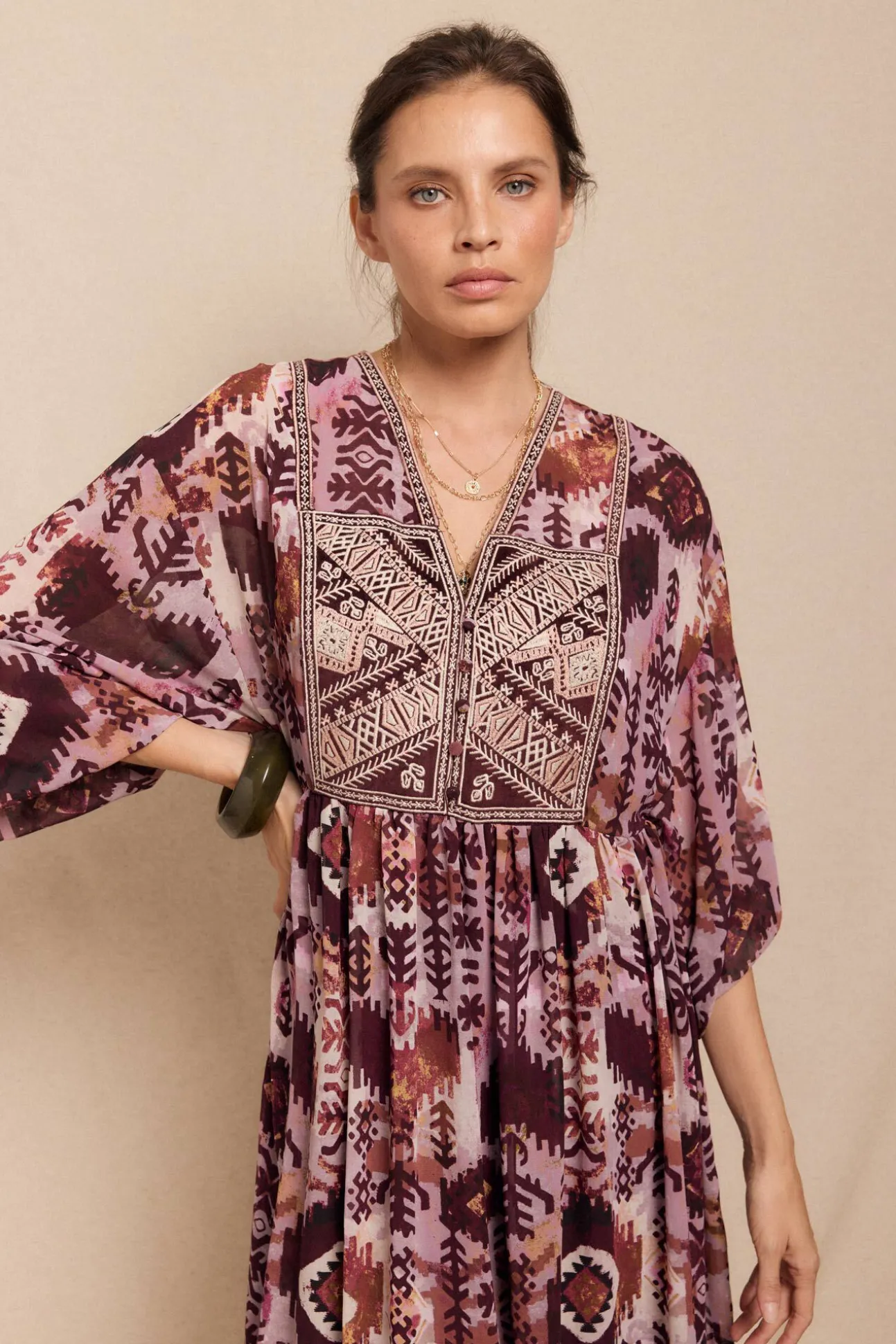 Vestido fluido estampado bordado