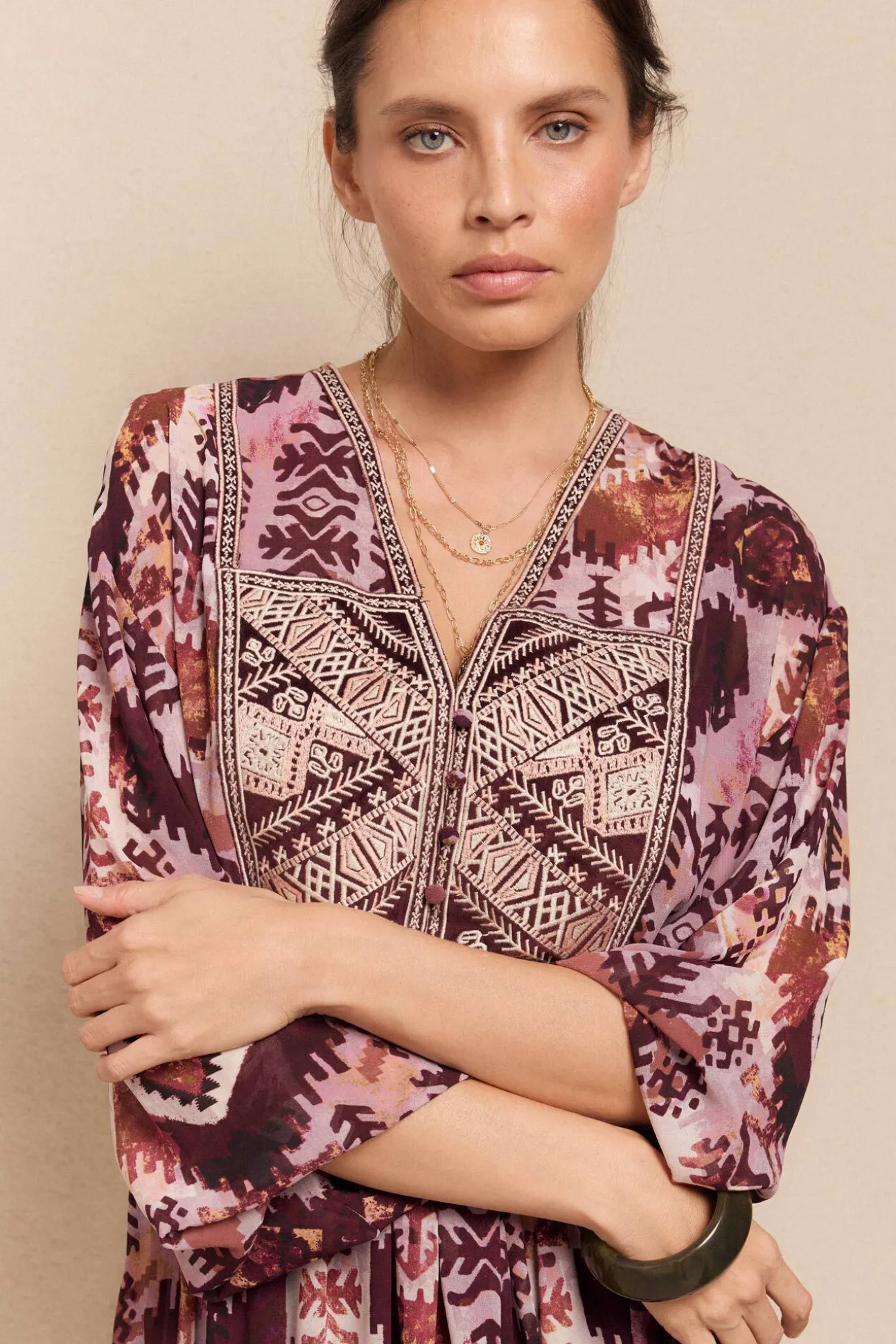 Vestido fluido estampado bordado