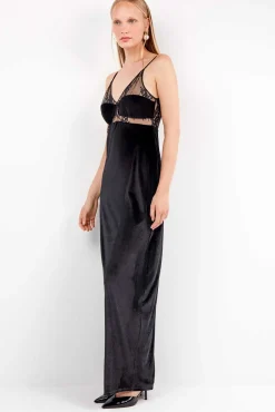 Vestido largo de terciopelo con caída fluida y sofisticada