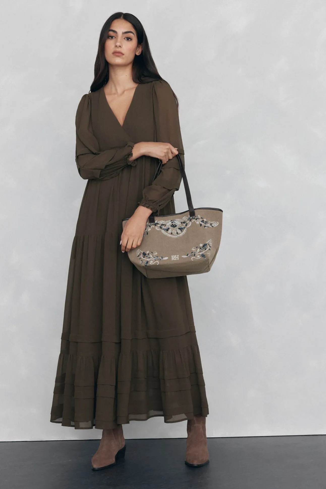 Vestido largo detalle jaretas