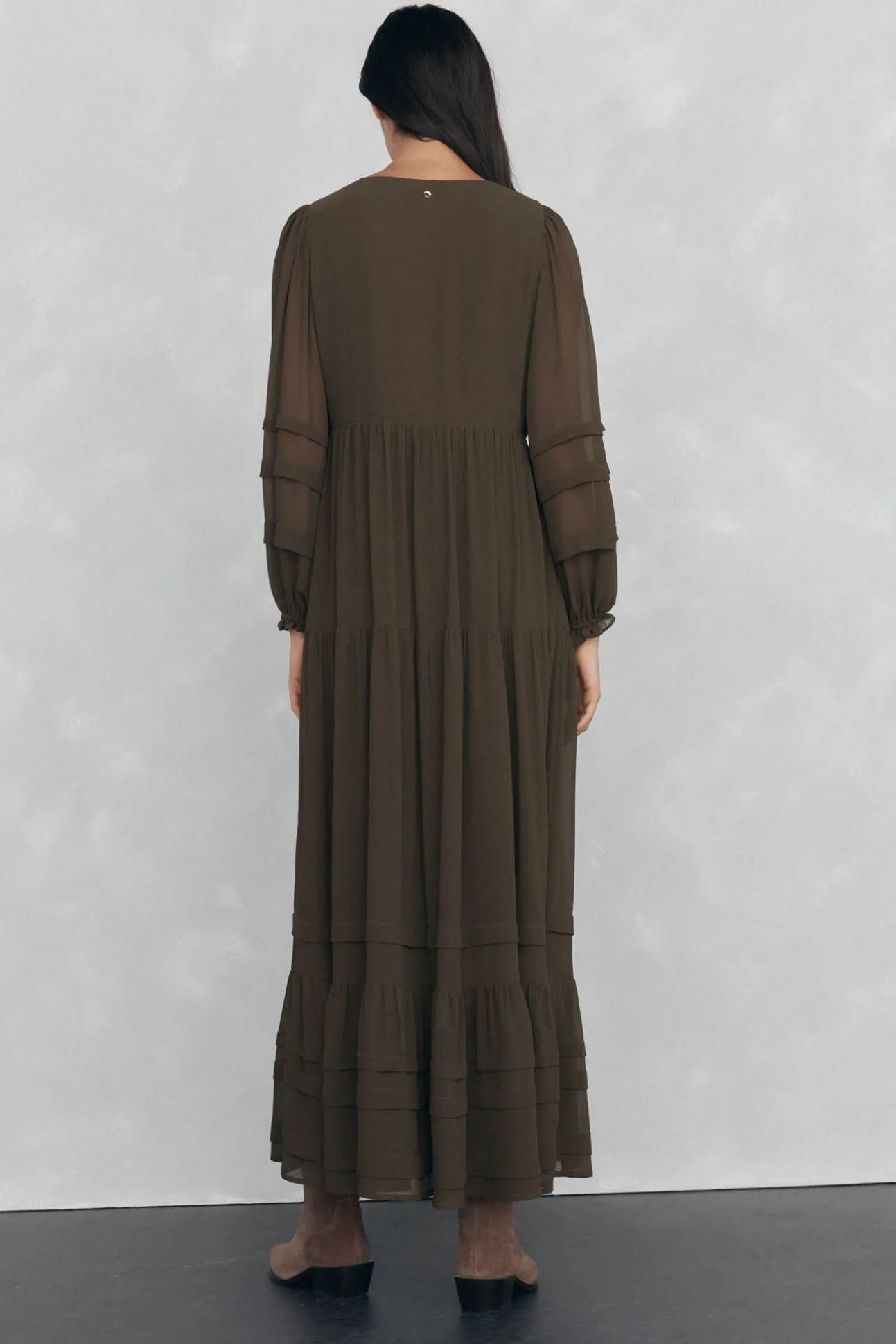 Vestido largo detalle jaretas