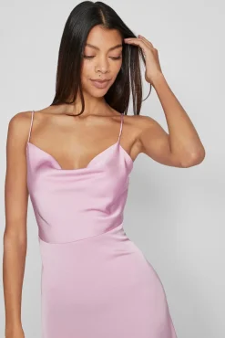 Vestido largo satinado escote drapeado