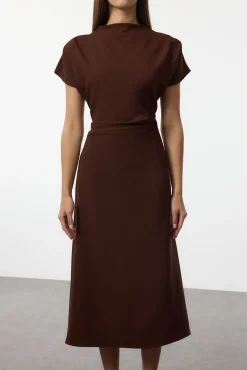 Vestido midi con cuello vuelto