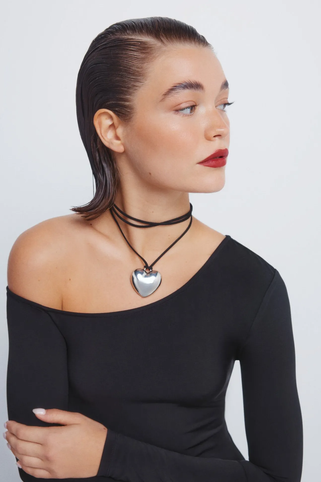 Vestido midi drapeado escote asimétrico