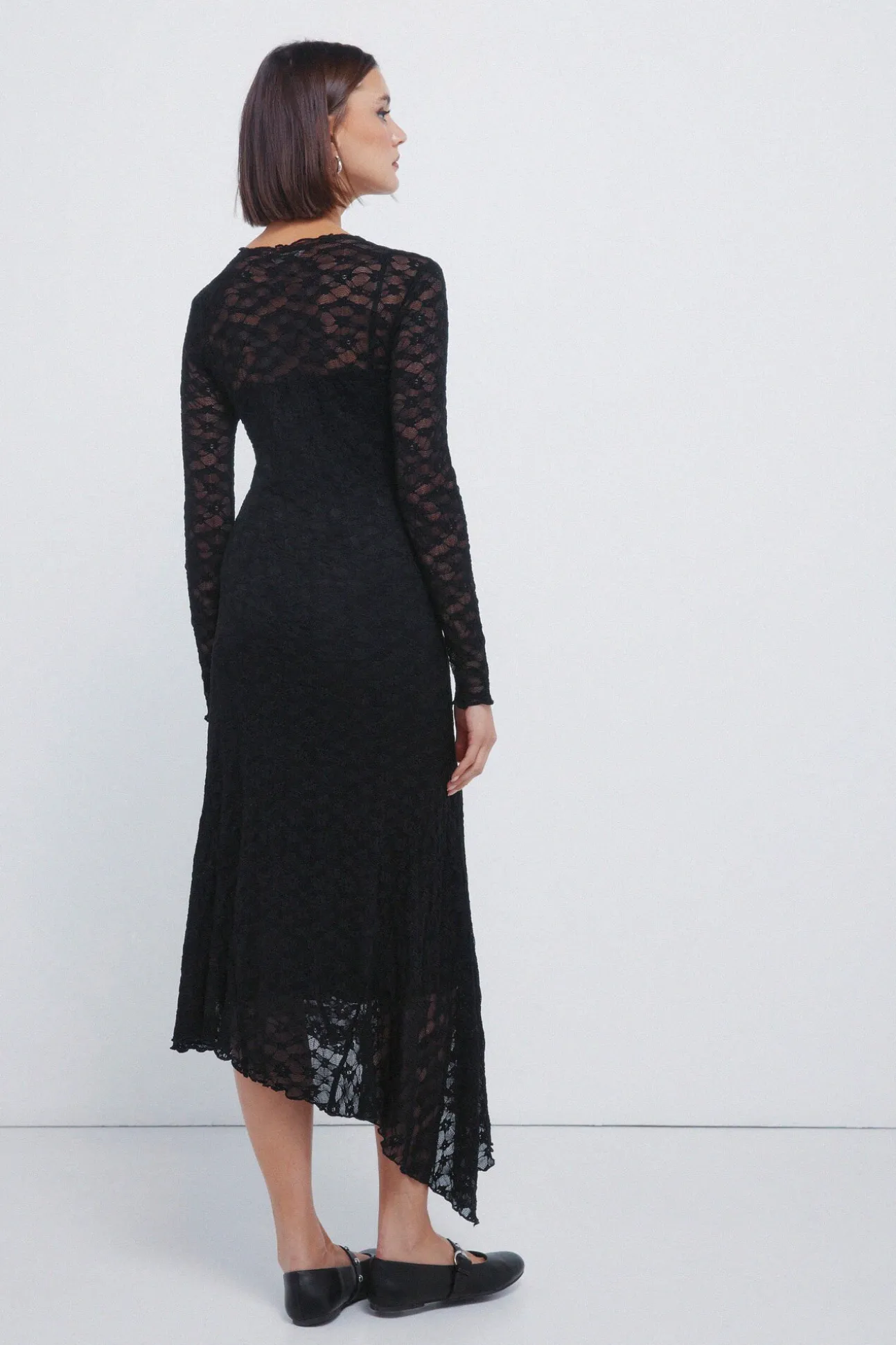 Vestido midi lace asimétrico