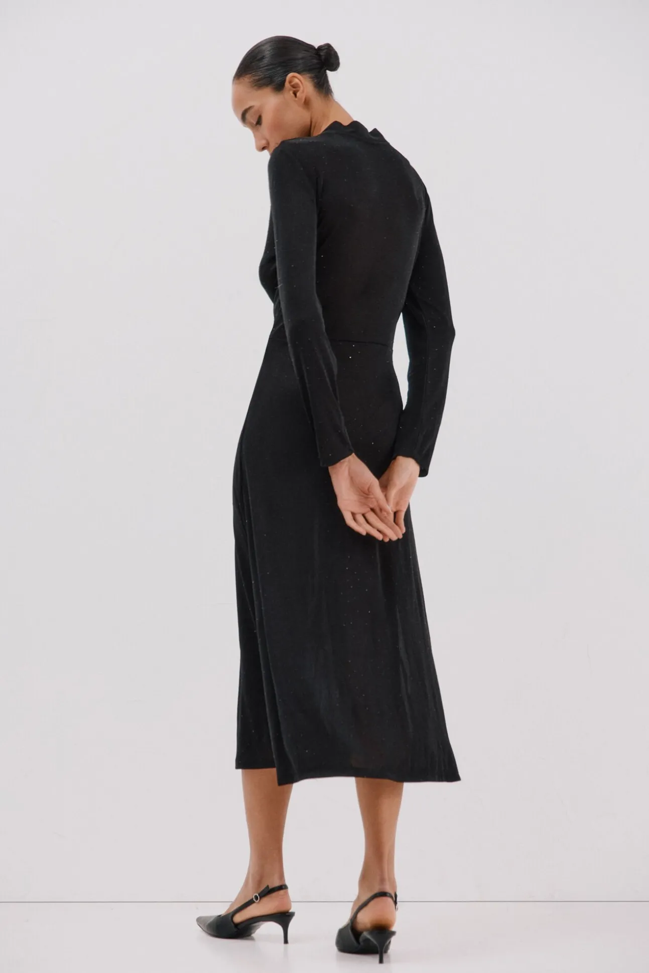 Vestido satinado brillos