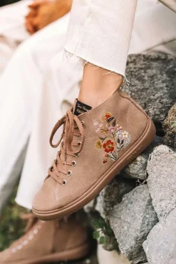 Zapatilla abotinadabcon detalles florales