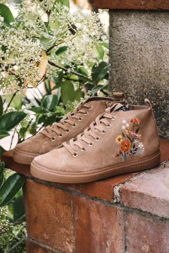 Zapatilla abotinadabcon detalles florales