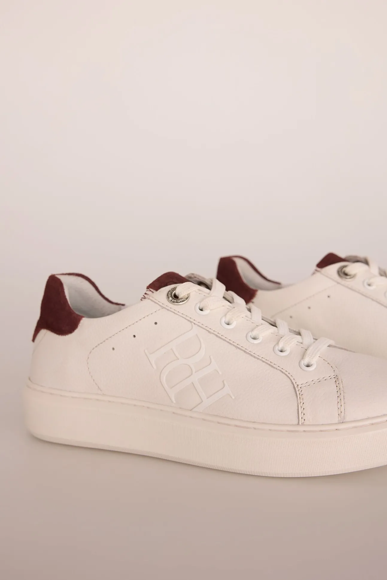 Zapatilla blanca piel