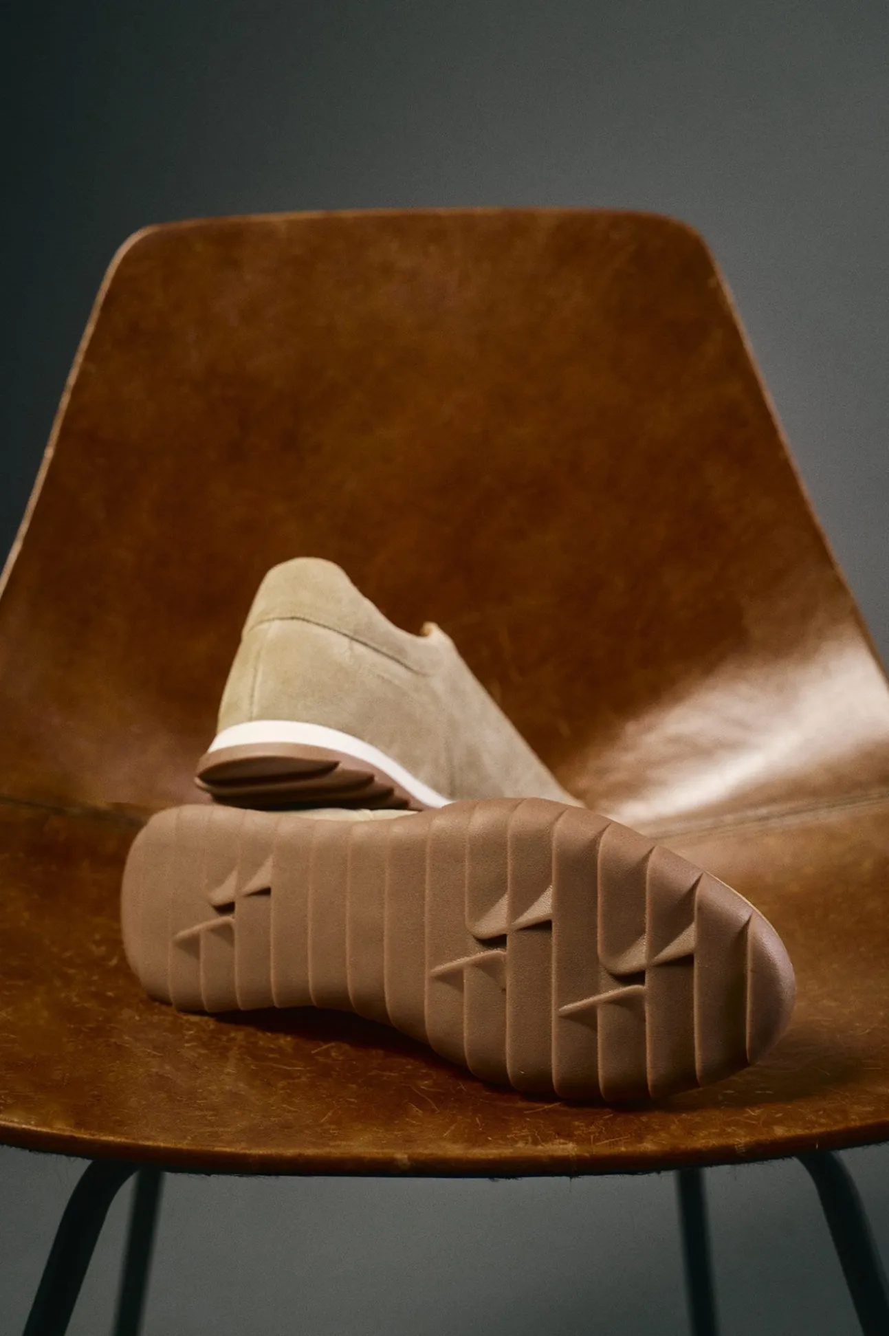 Zapatilla piel serraje