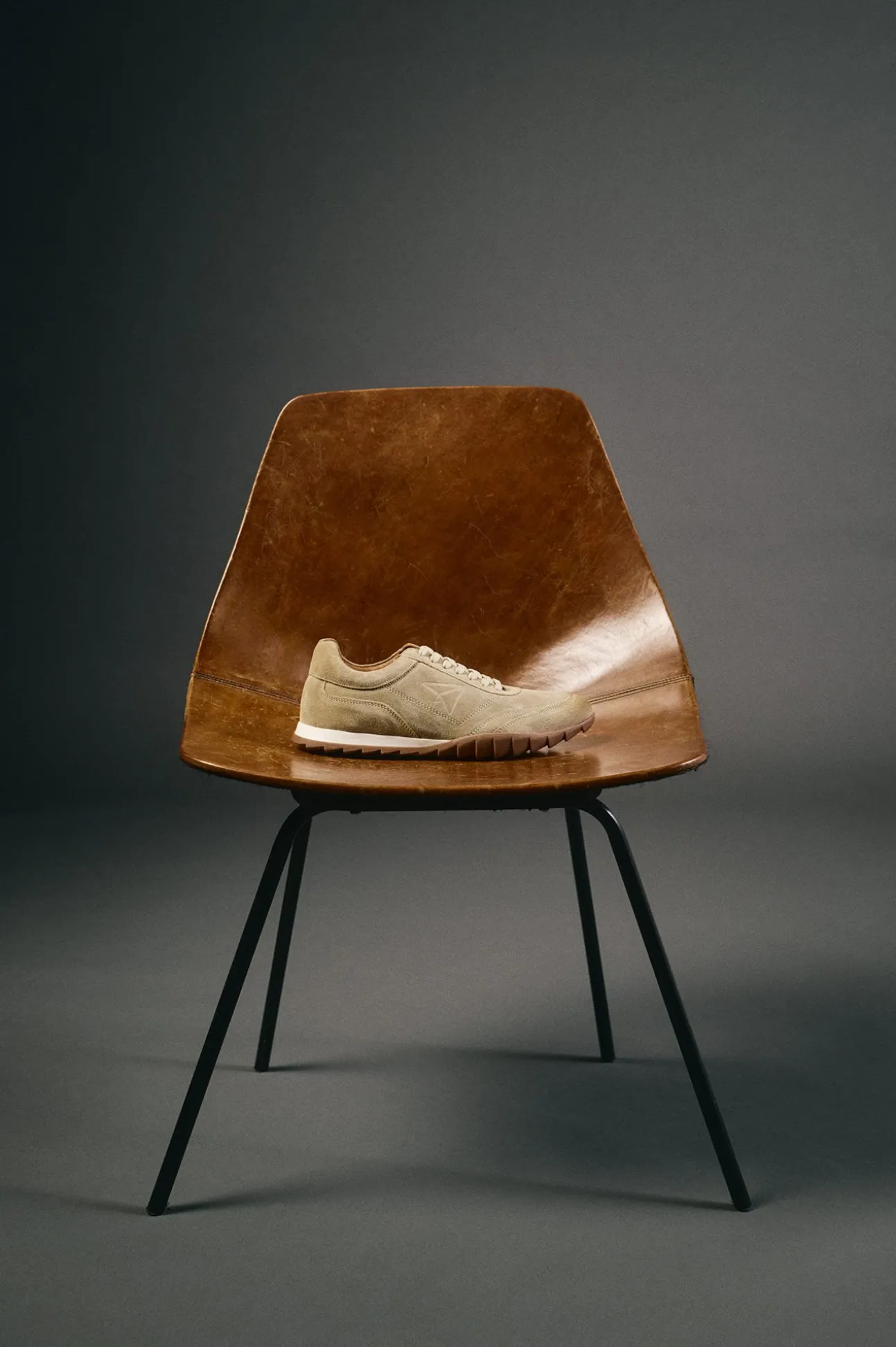 Zapatilla piel serraje