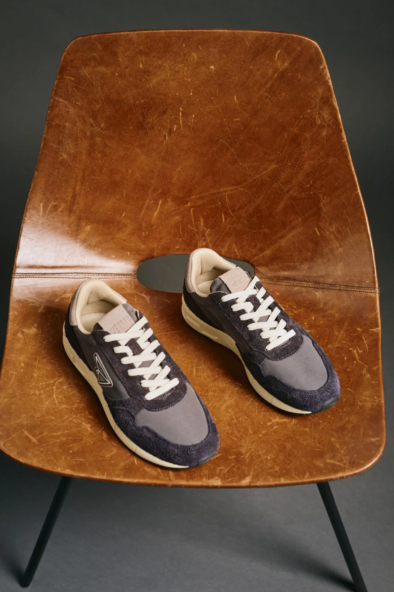 Zapatilla piel y tejido