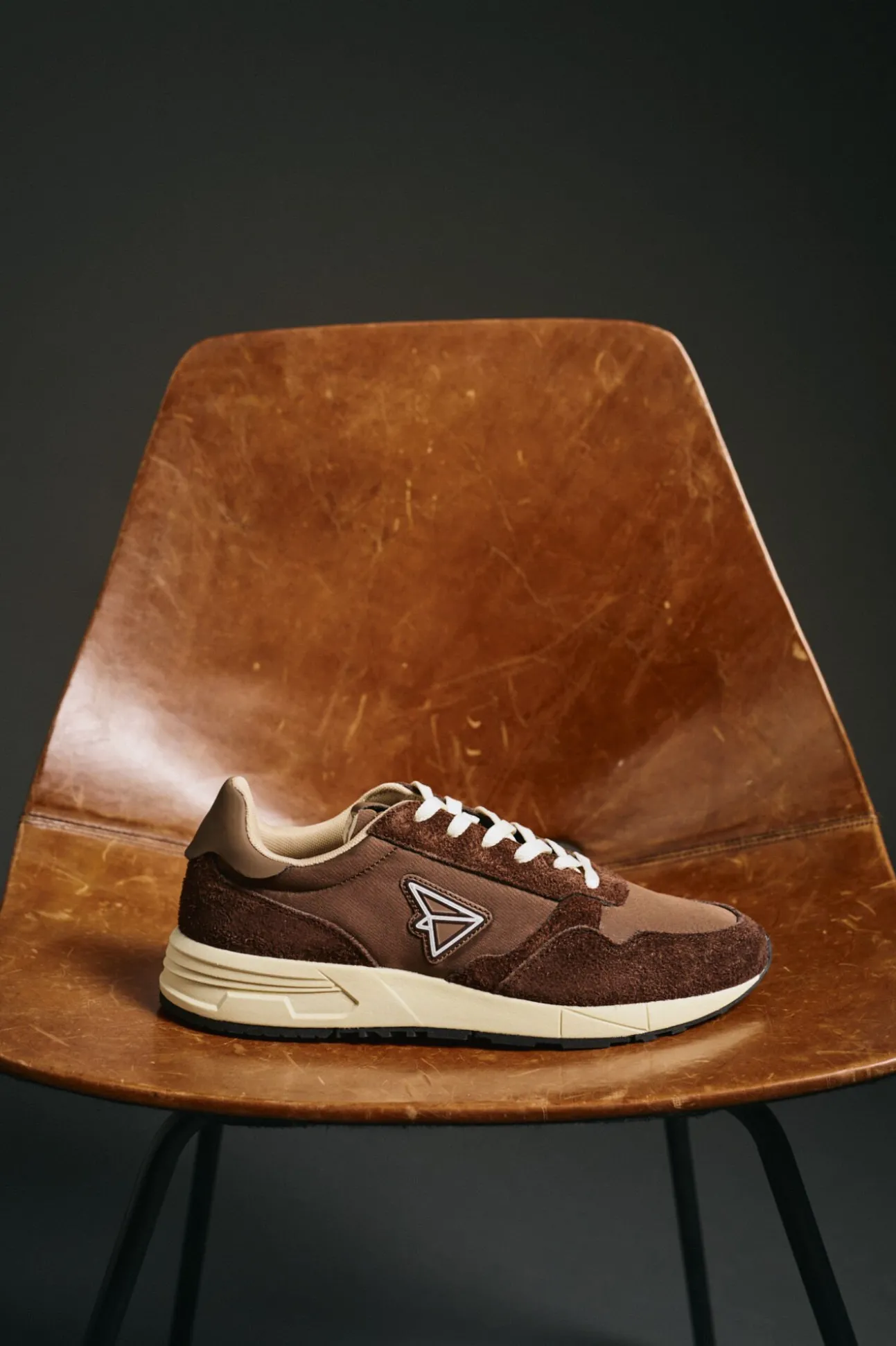 Zapatilla piel y tejido