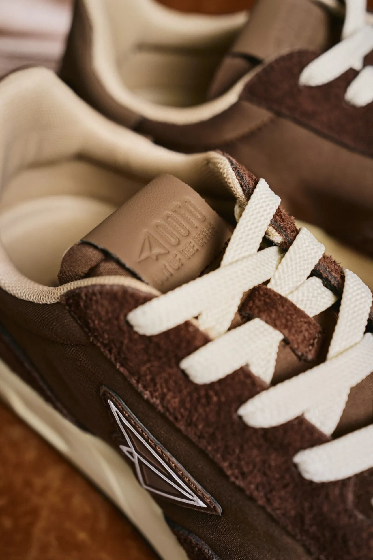 Zapatilla piel y tejido