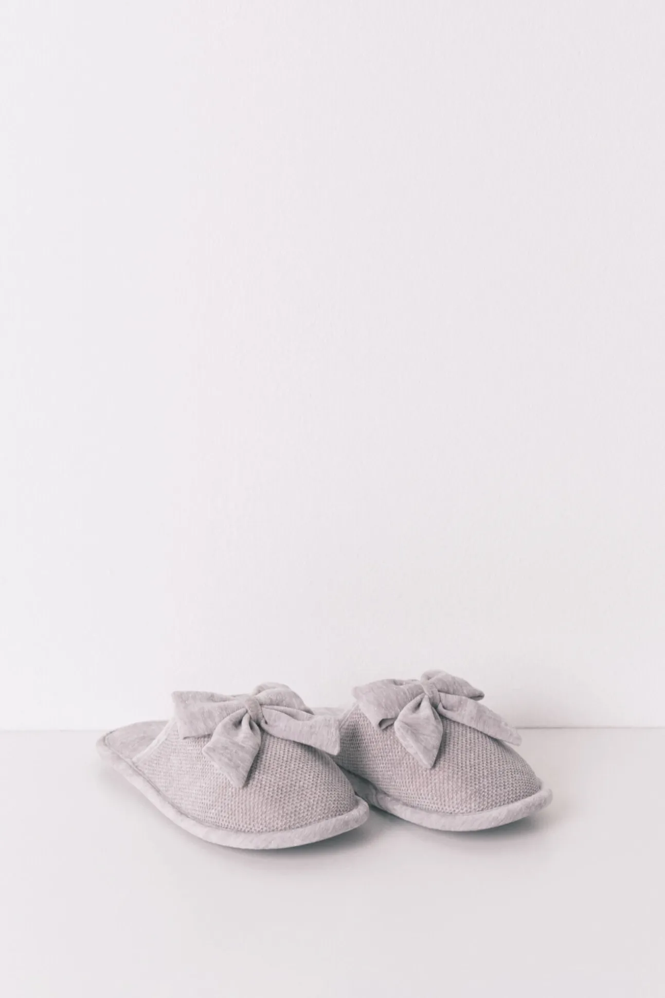 Zapatillas cerradas chenilla gris