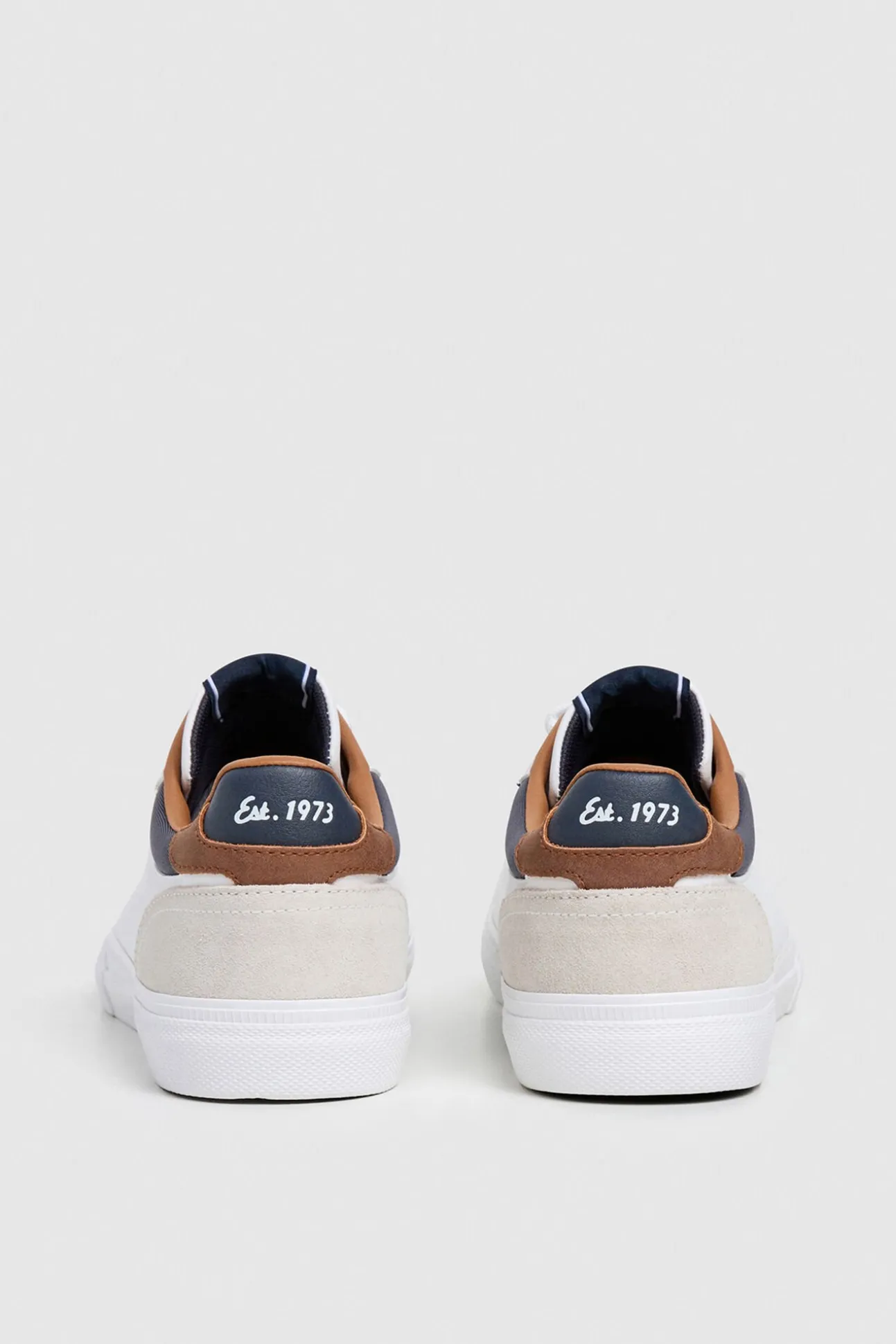 Zapatillas Clásicas Con Detalles En Ante