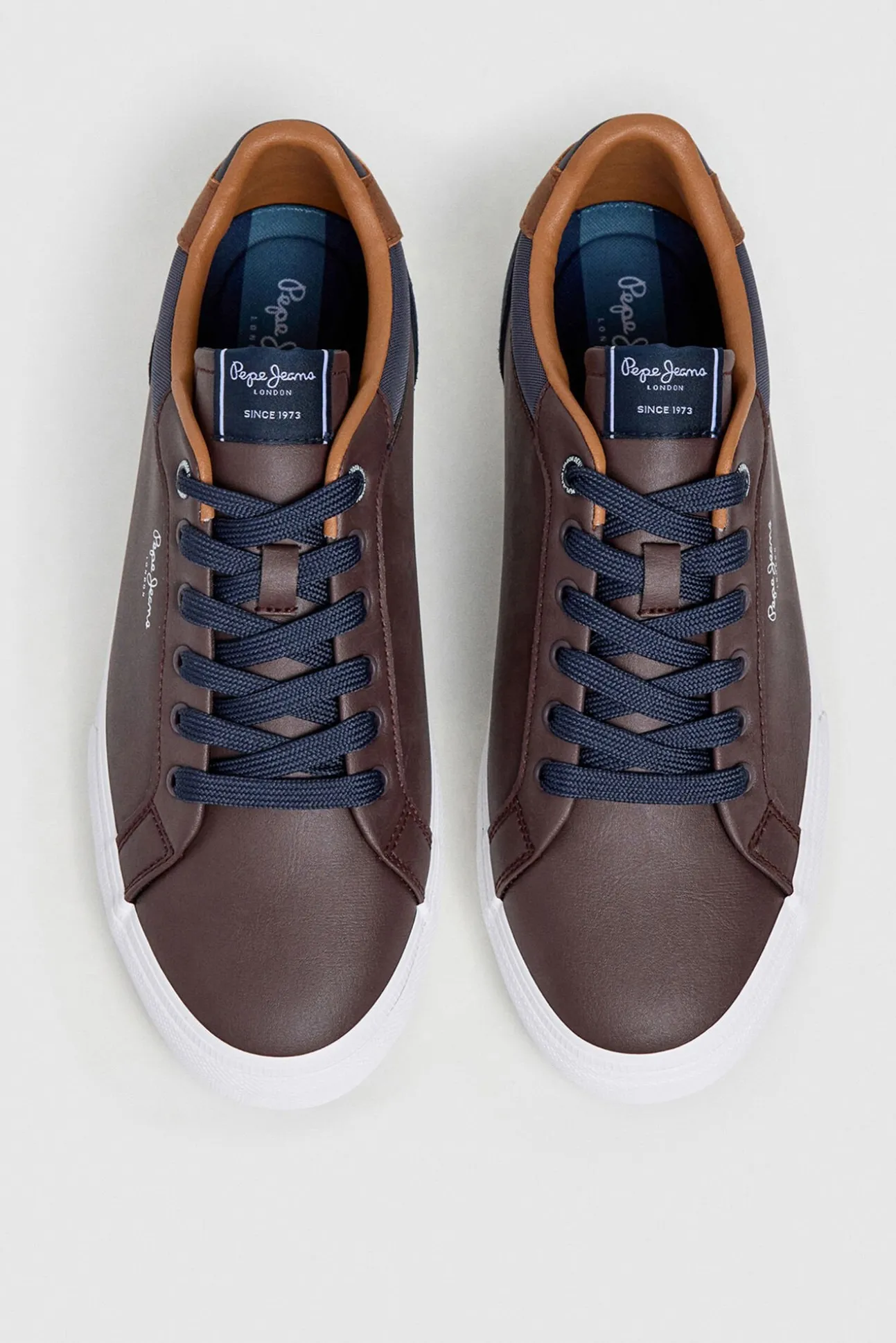 Zapatillas Clásicas Con Detalles En Ante