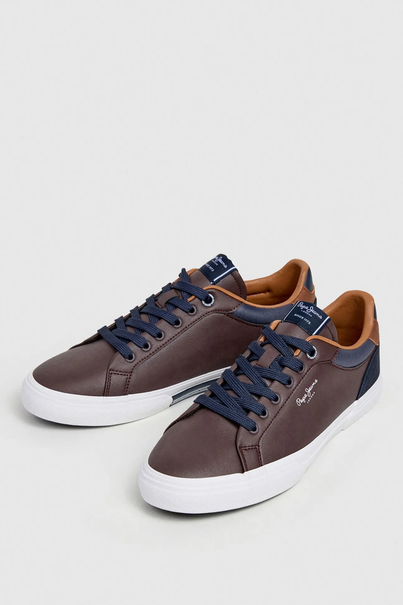 Zapatillas Clásicas Con Detalles En Ante