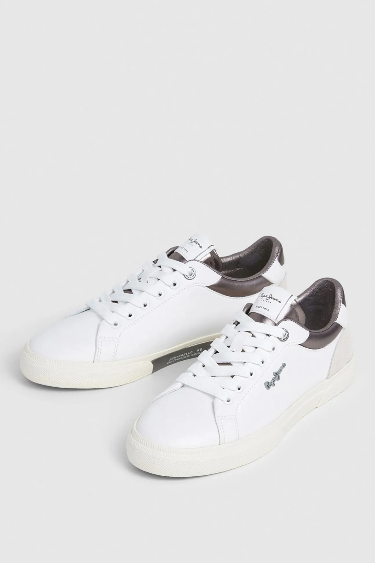 Zapatillas Clásicas Con Detalles En Ante