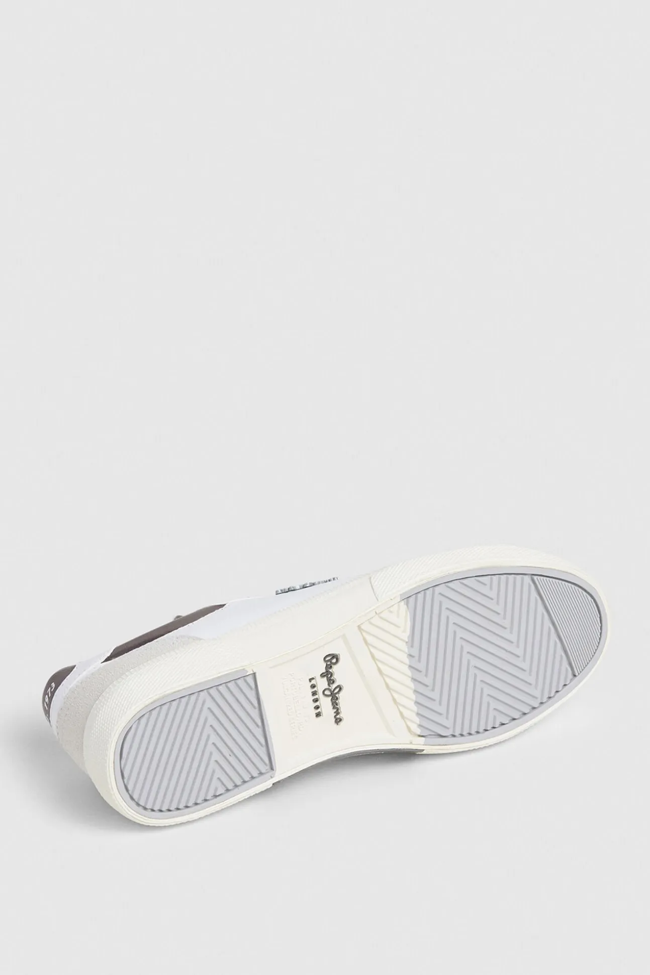 Zapatillas Clásicas Con Detalles En Ante