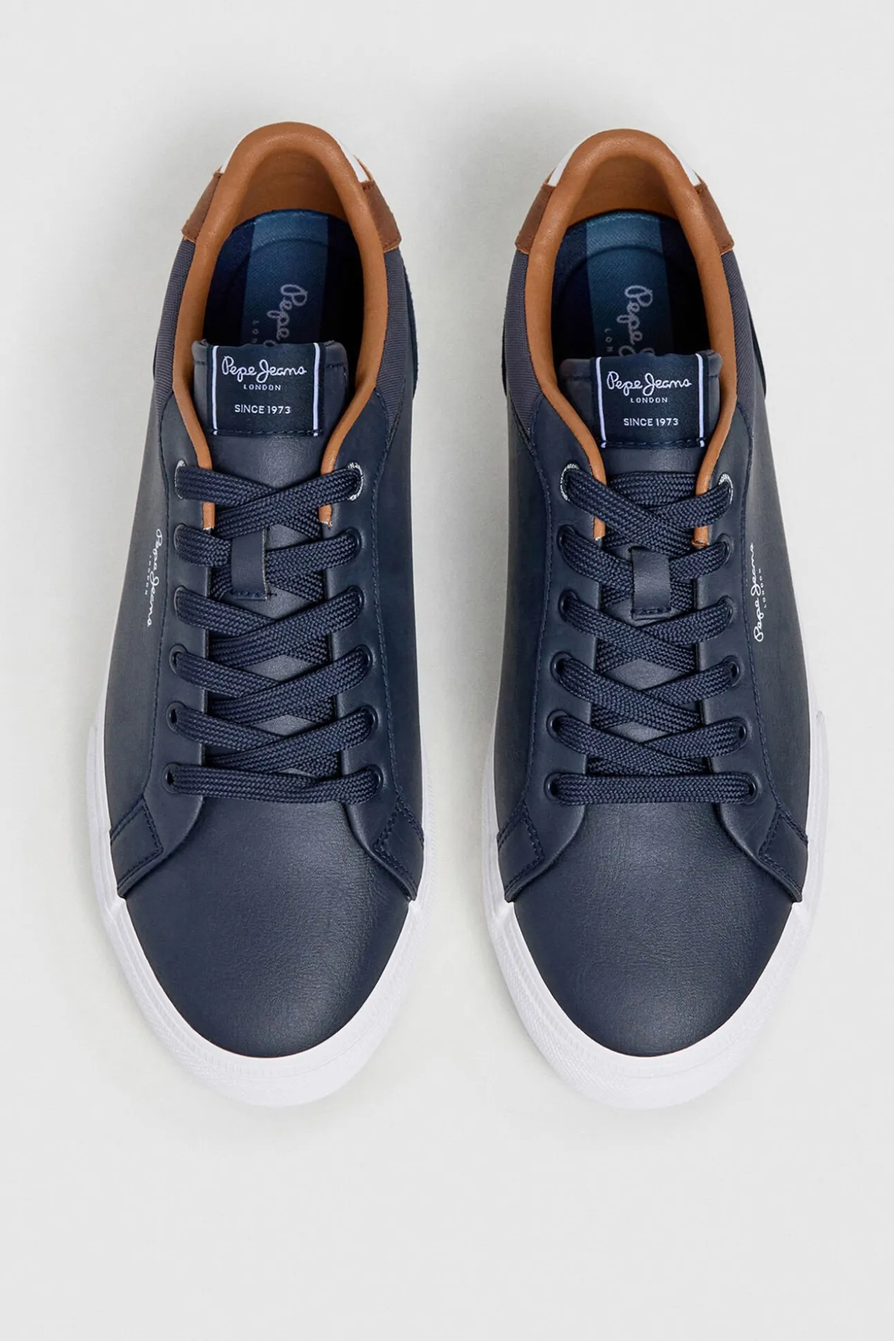 Zapatillas Clásicas Con Detalles En Ante