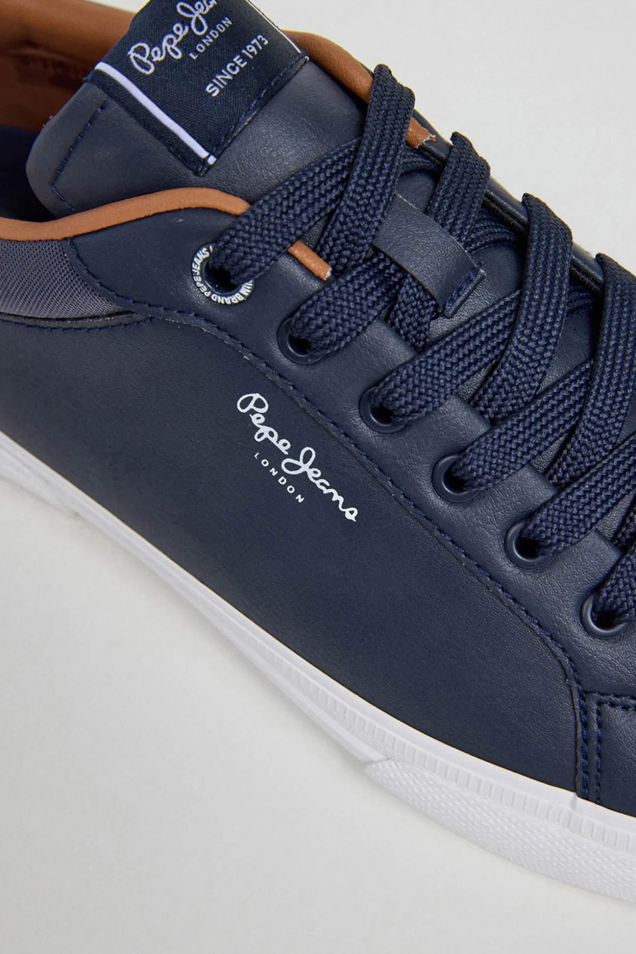 Zapatillas Clásicas Con Detalles En Ante